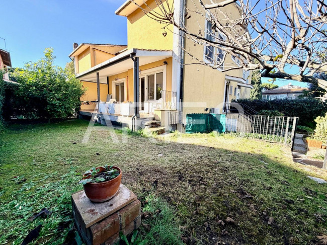 VILLA QUADRIFAMILIARE in vendita a Roma