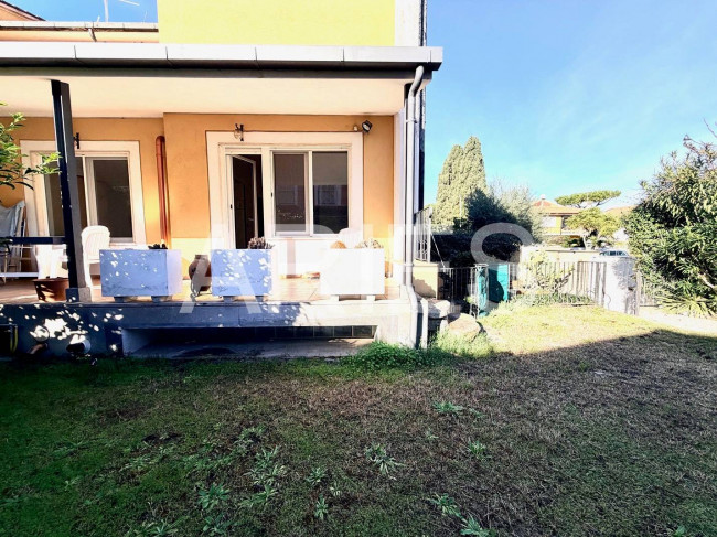 VILLA QUADRIFAMILIARE in vendita a Roma