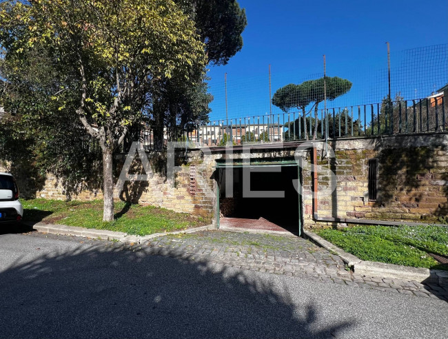 Box o garage in vendita a Roma