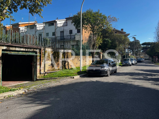 Box o garage in vendita a Roma