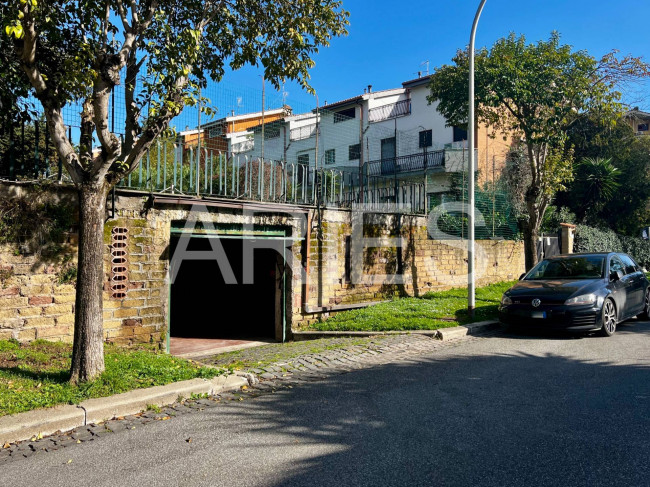 Box o garage in vendita a Roma