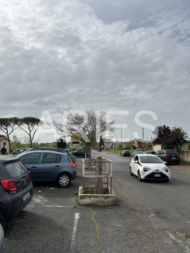 Posto auto coperto in vendita a Roma