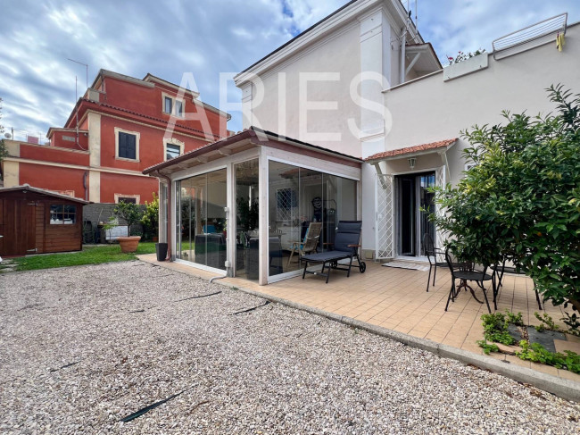 Villetta bifamiliare in vendita a Fiumicino