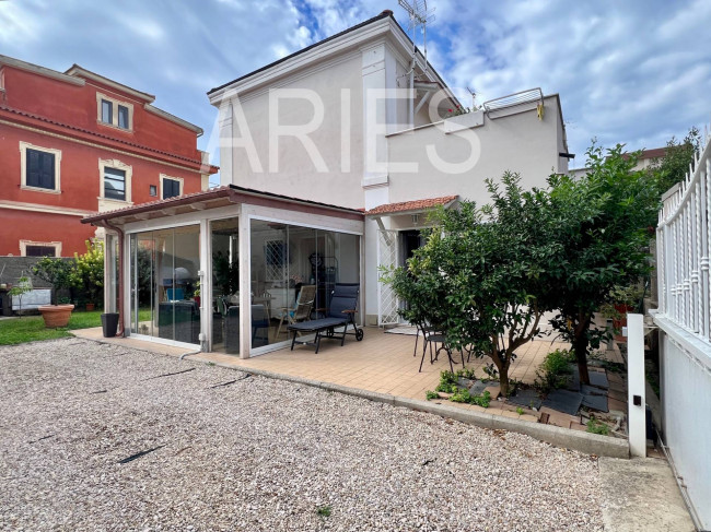 Villetta bifamiliare in vendita a Fiumicino