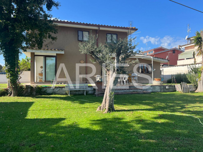 Villetta bifamiliare in vendita a Roma