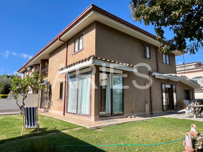 Villetta bifamiliare in vendita a Roma