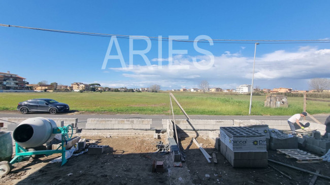 VILLA QUADRIFAMILIARE in vendita a Fiumicino