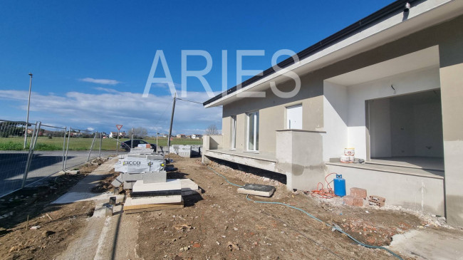 VILLA QUADRIFAMILIARE in vendita a Fiumicino