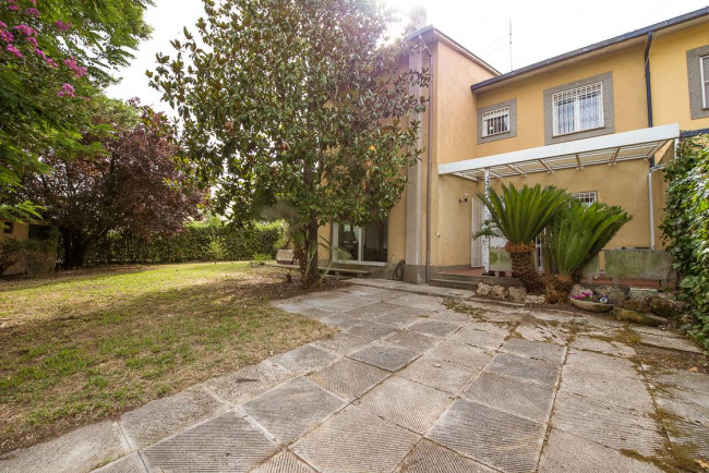 VILLA QUADRIFAMILIARE in vendita a Roma