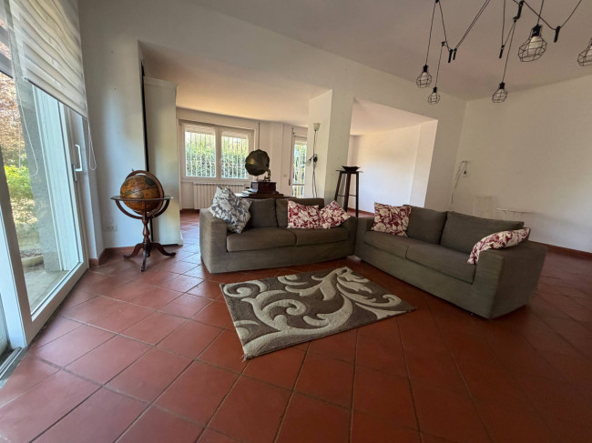 VILLA QUADRIFAMILIARE in vendita a Roma