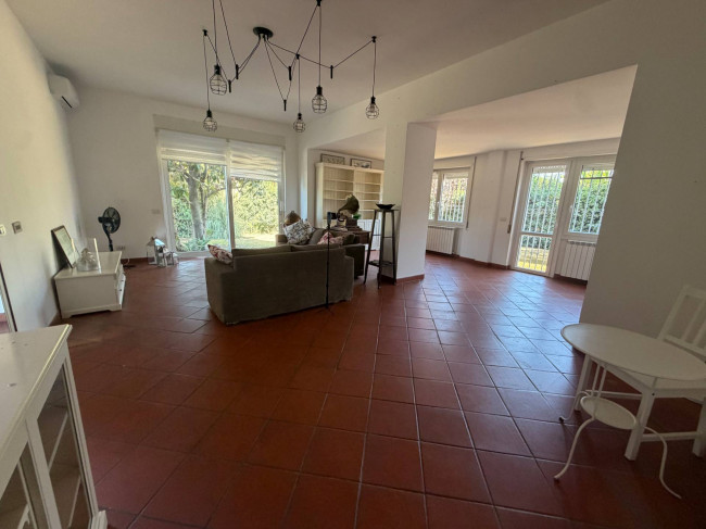 VILLA QUADRIFAMILIARE in vendita a Roma