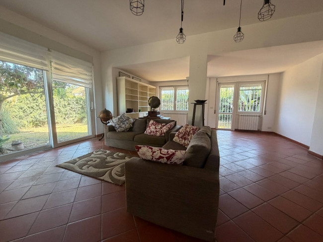 VILLA QUADRIFAMILIARE in vendita a Roma