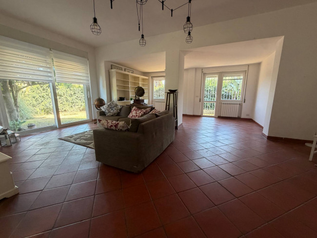 VILLA QUADRIFAMILIARE in vendita a Roma