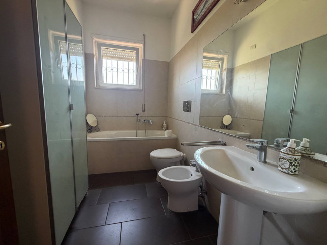 VILLA QUADRIFAMILIARE in vendita a Roma