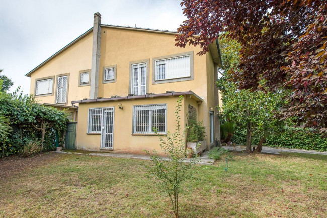 VILLA QUADRIFAMILIARE in vendita a Roma