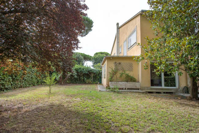VILLA QUADRIFAMILIARE in vendita a Roma