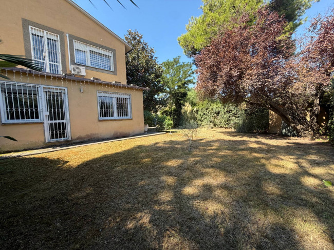 VILLA QUADRIFAMILIARE in vendita a Roma