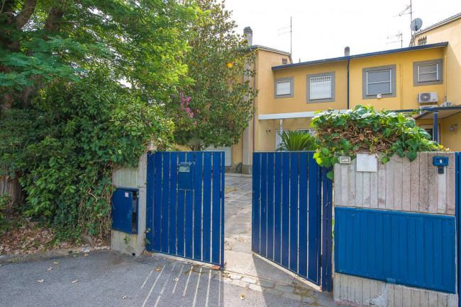 VILLA QUADRIFAMILIARE in vendita a Roma