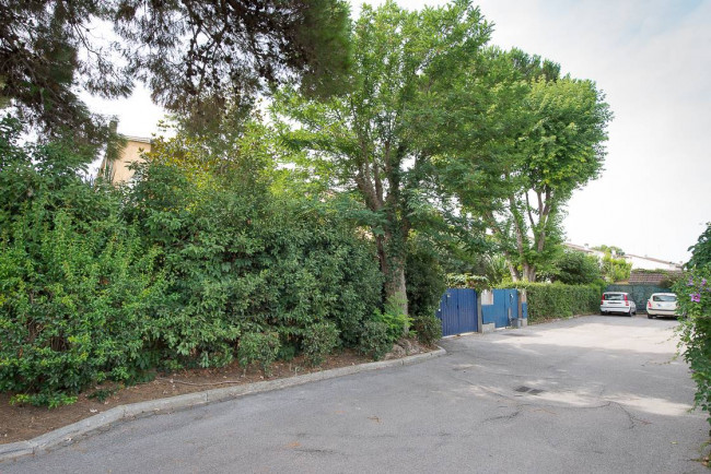 VILLA QUADRIFAMILIARE in vendita a Roma