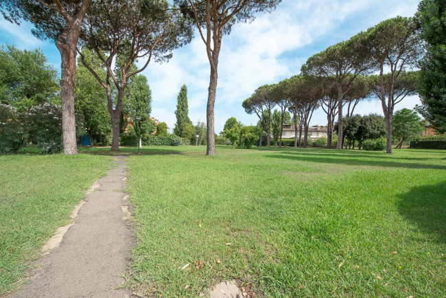 VILLA QUADRIFAMILIARE in vendita a Roma