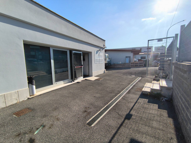 Locale commerciale in affitto a Roma