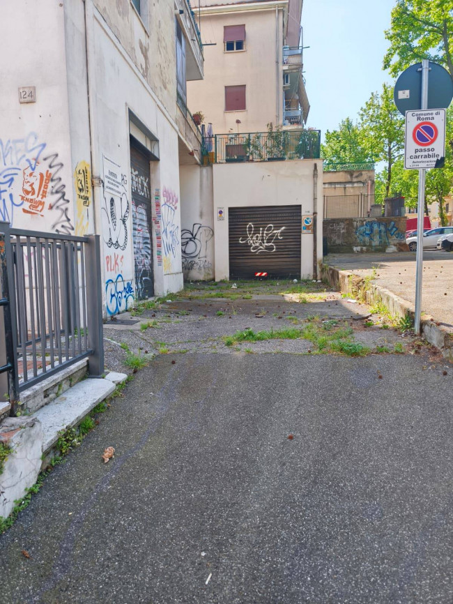 Box o garage in vendita a Roma