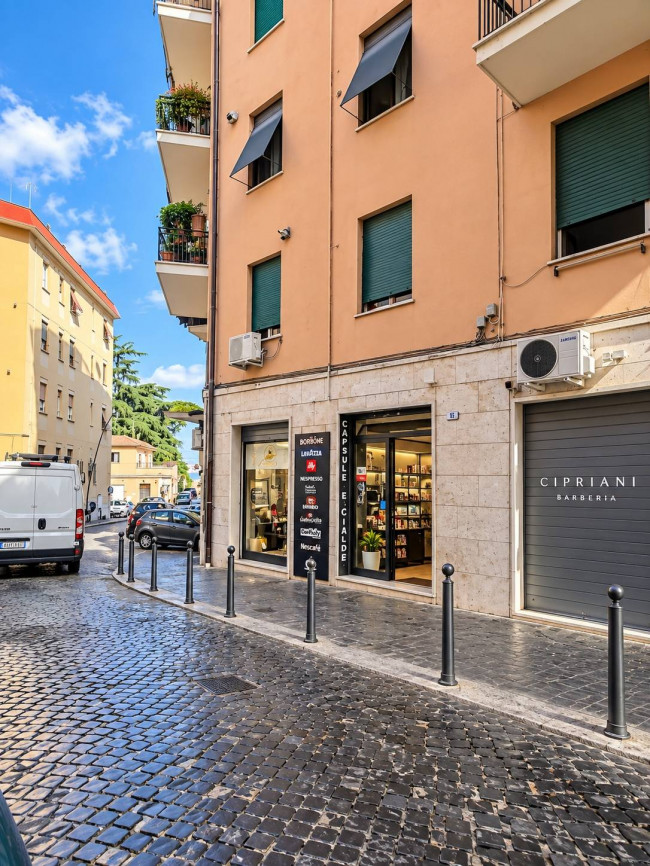 Locale commerciale in vendita a Frascati