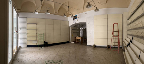 Locale commerciale in vendita a Savona