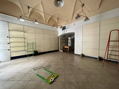 Locale commerciale in vendita a Savona