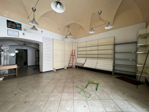 Locale commerciale in vendita a Savona