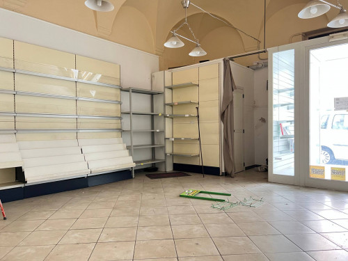 Locale commerciale in vendita a Savona