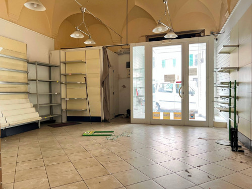 Locale commerciale in vendita a Savona