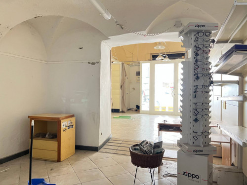 Locale commerciale in vendita a Savona