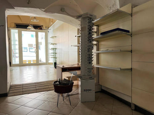 Locale commerciale in vendita a Savona