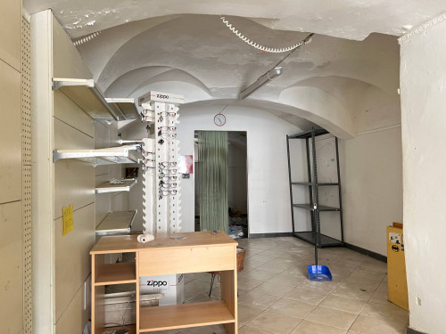 Locale commerciale in vendita a Savona