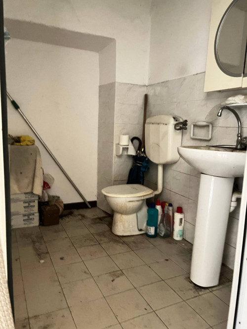 Locale commerciale in vendita a Savona