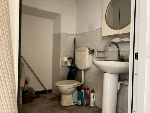 Locale commerciale in vendita a Savona