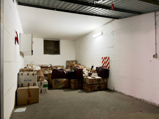 Box o garage in vendita a Savona