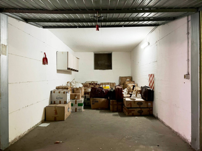 Box o garage in vendita a Savona