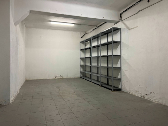 Box o garage in vendita a Savona