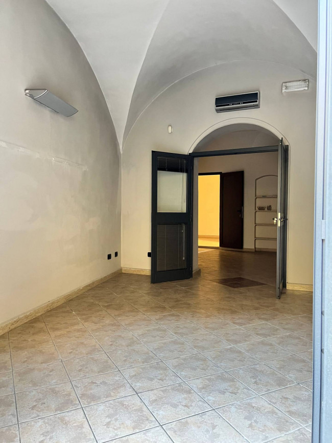 Locale commerciale in vendita a Savona