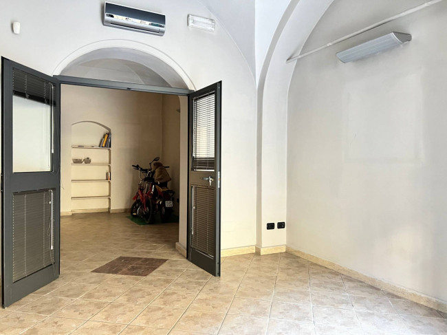 Locale commerciale in vendita a Savona