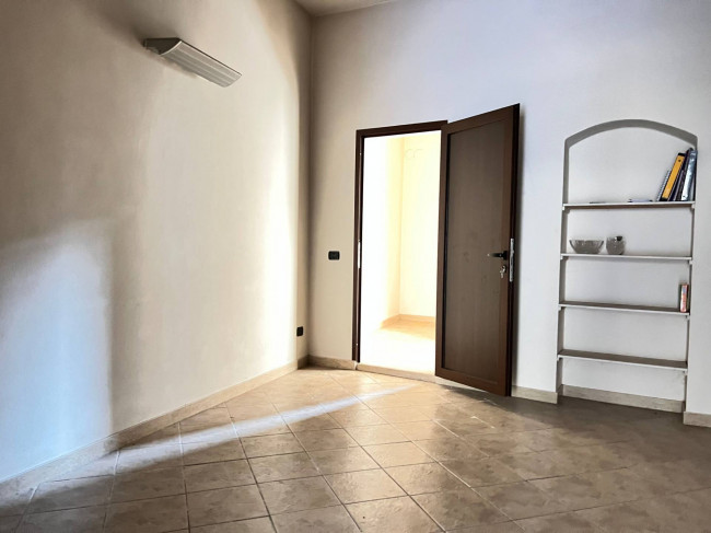 Locale commerciale in vendita a Savona