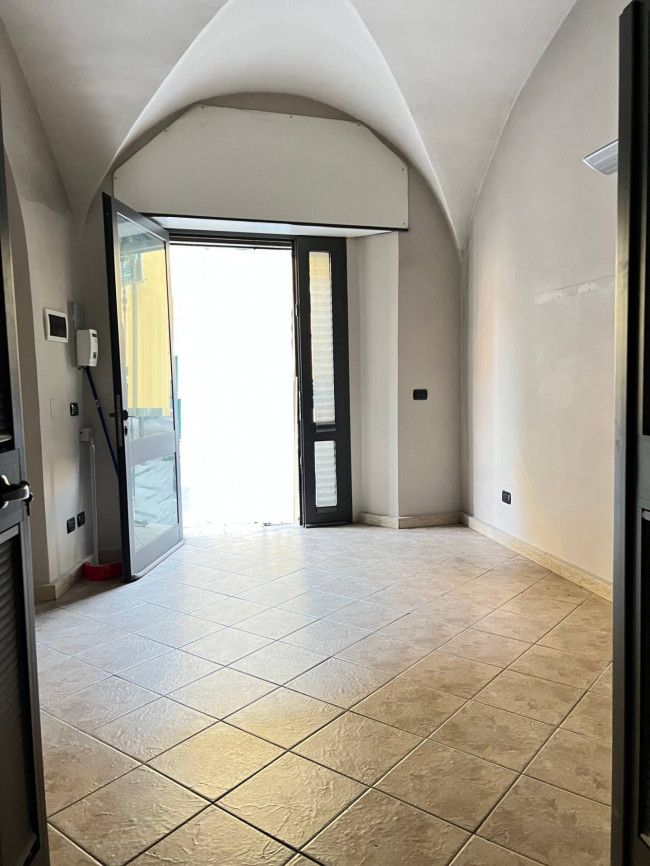 Locale commerciale in vendita a Savona