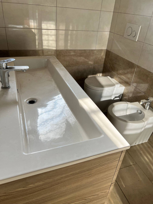Locale commerciale in vendita a Savona