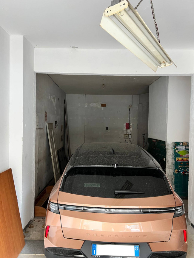 Box o garage in vendita a Savona