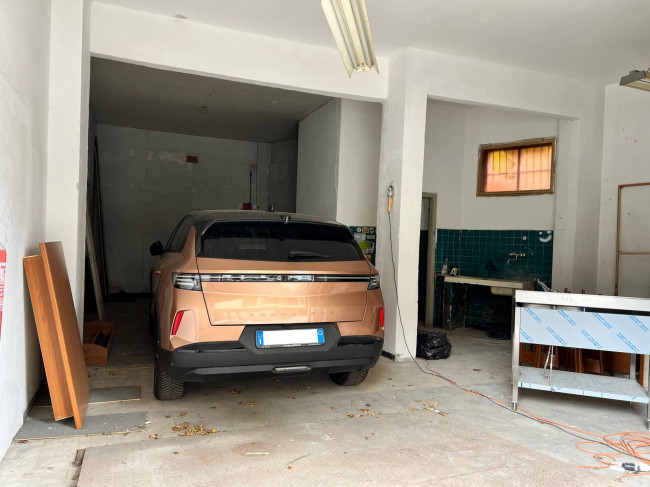 Box o garage in vendita a Savona
