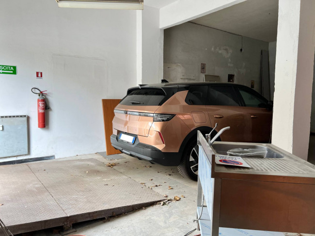 Box o garage in vendita a Savona