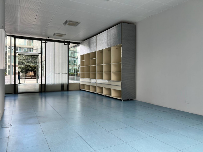 Locale commerciale in vendita a Savona
