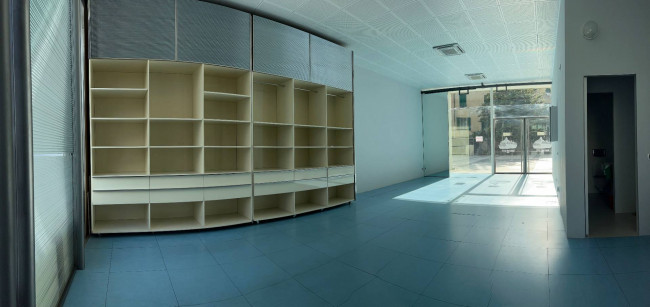 Locale commerciale in vendita a Savona